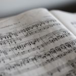 Lire l'article complet sur l'œuvre musicale et sa fonction : de la composition à l'utilisation dans différents contextes.